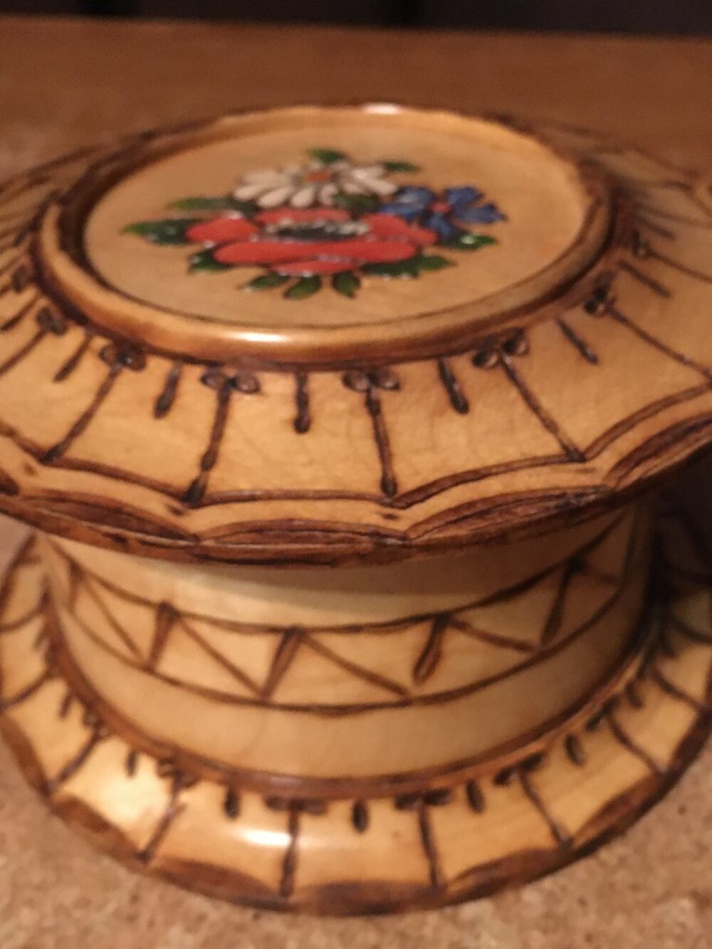 VINTAGE WOODEN CARVED SET OF 6 COASTERS AND TRINKET BOX FLOWERS